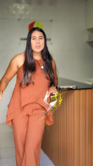 Colaboradora da Simple Service apresentando os motivos para escolher a empresa