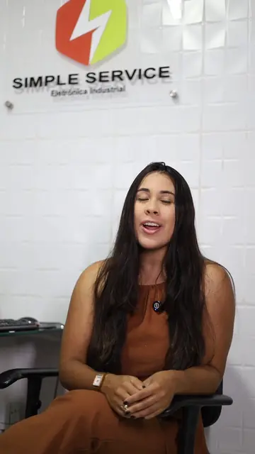 Colaboradora da Simple Service apresentando a empresa
