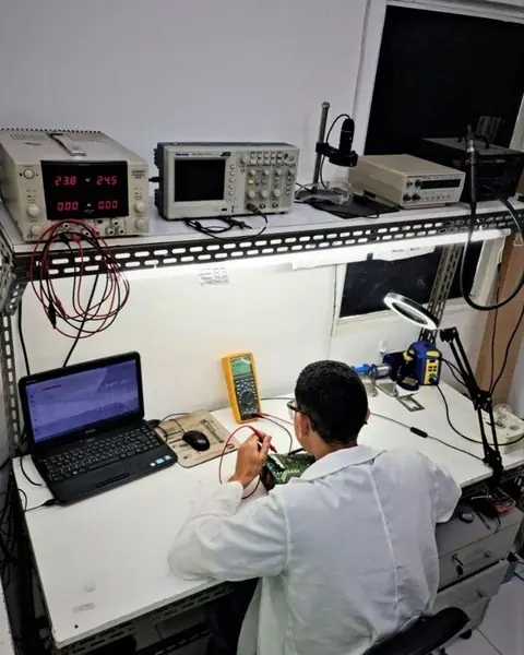 Bancada do laboratório da Simple Service com osciloscópio e instrumentos de teste