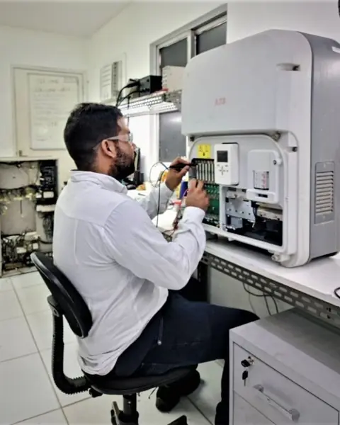 Técnico testando um equipamento industrial na bancada